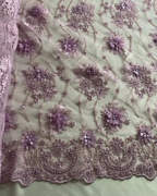 Tul Bordado Con Flores 3D Aplicaciones de Perlas Y Canutillo Color Lavanda- HH238 — Palacio Glamour