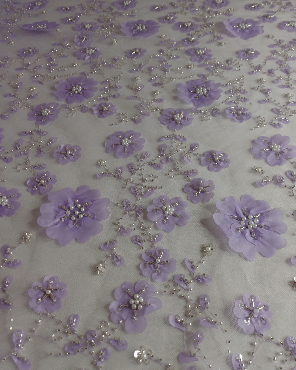 Tul Bordado Con Flores 3d, Lentejuela, Canutillo, Perlas, Chaquira Color Lila -HH191 — Palacio Glamour