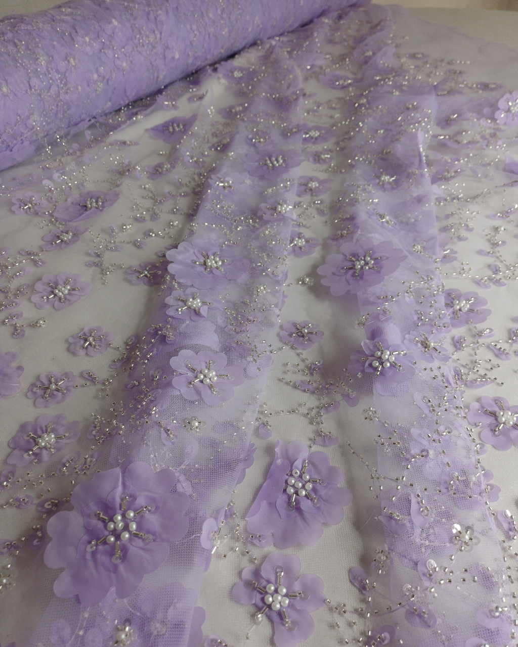 Tul Bordado Con Flores 3d, Lentejuela, Canutillo, Perlas, Chaquira Color Lila -HH191 — Palacio Glamour