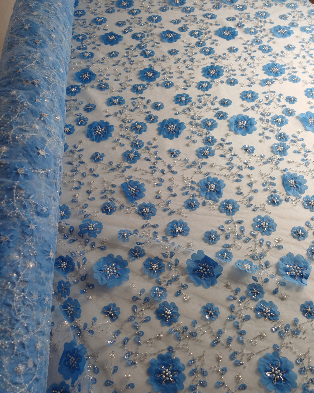 Tul Bordado Con Flores 3d, Lentejuela, Canutillo, Perlas, Chaquira Color Plumbago -HH191 — Palacio Glamour
