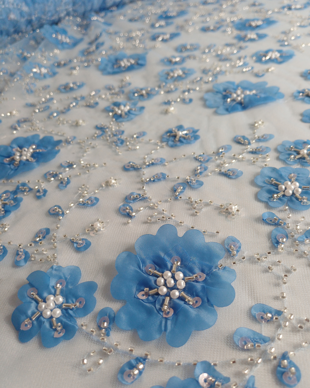 Tul Bordado Con Flores 3d, Lentejuela, Canutillo, Perlas, Chaquira Color Plumbago -HH191 — Palacio Glamour