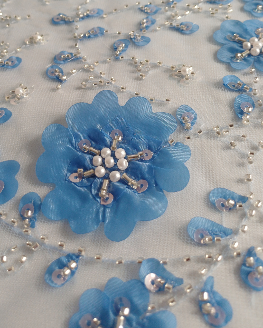 Tul Bordado Con Flores 3d, Lentejuela, Canutillo, Perlas, Chaquira Color Plumbago -HH191 — Palacio Glamour
