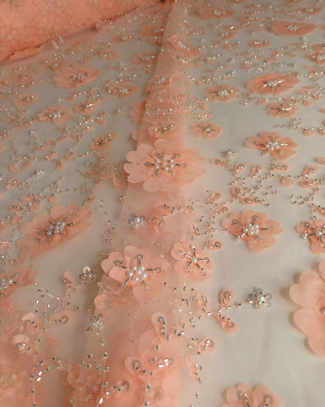 Tul Bordado Con Flores 3d, Lentejuela, Canutillo, Perlas, Chaquira Color Melòn -HH191 — Palacio Glamour