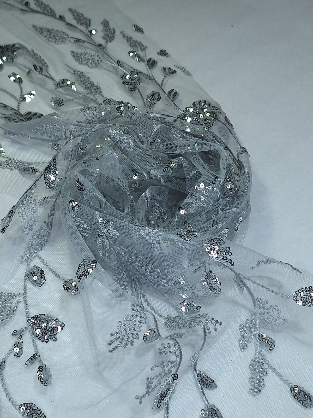 Tul bordado floral con aplicaciones y lentejuelas color Gris - FR930 para vestidos de noche, boda y XV años — Palacio Glamour
