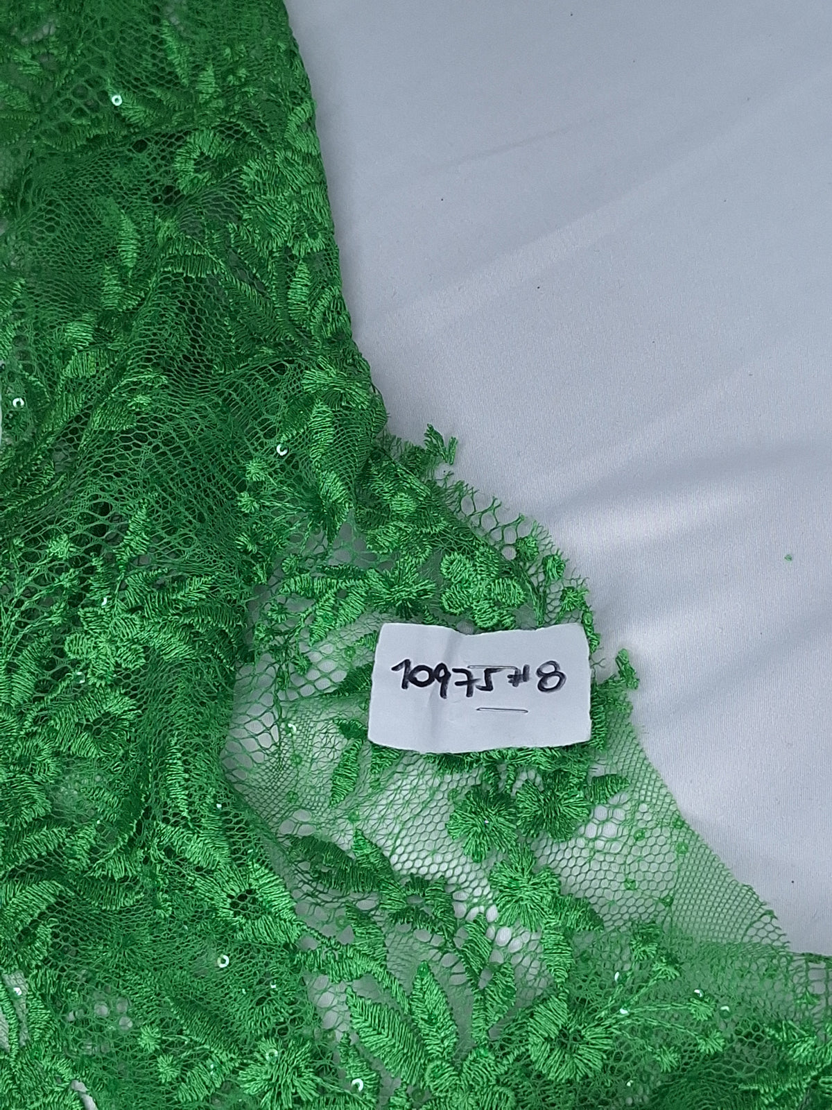 Tul bordado floral con aplicaciones color Esmeralda - FR975 para vestidos de noche, boda y XV años — Palacio Glamour