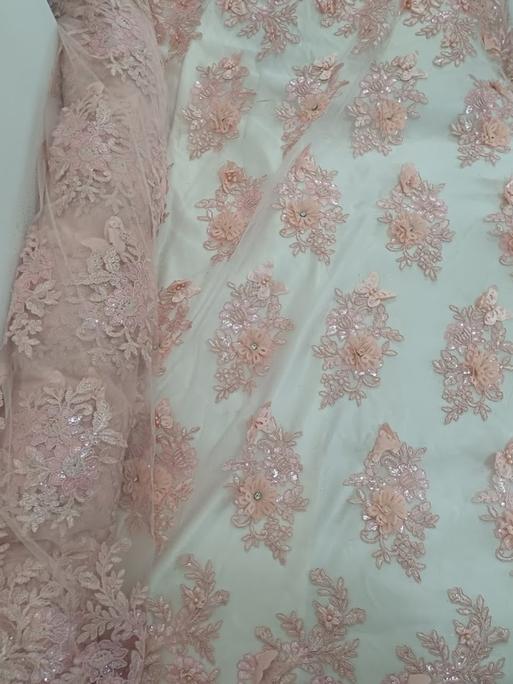 Tul Bordado Con Floral 3D, Mariposas, Pedrería, Lentejuela Y Perlas Color Blush- HH157 — Palacio Glamour