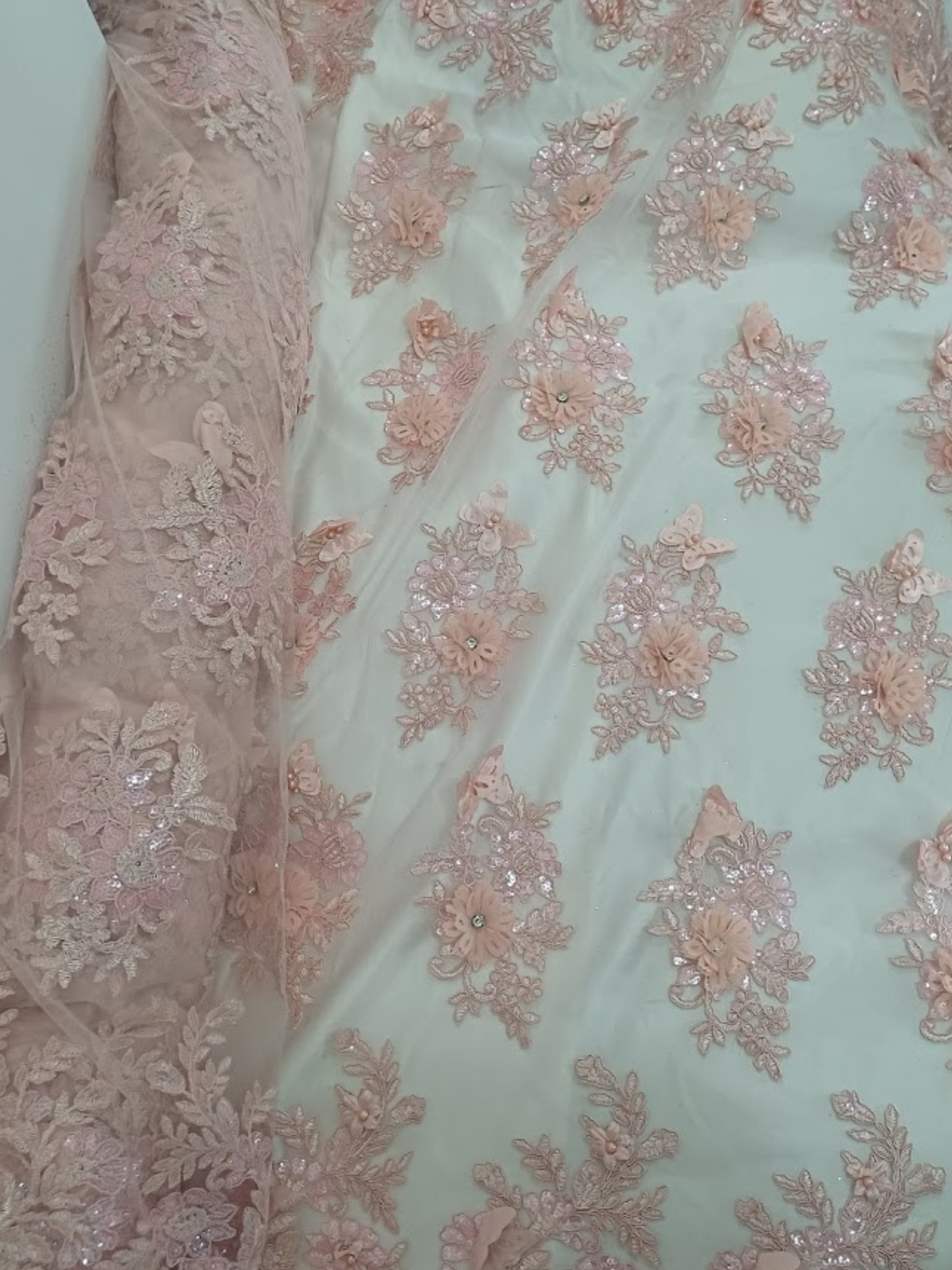 Tul Bordado Con Floral 3D, Mariposas, Pedrería, Lentejuela Y Perlas Color Blush- HH157 — Palacio Glamour