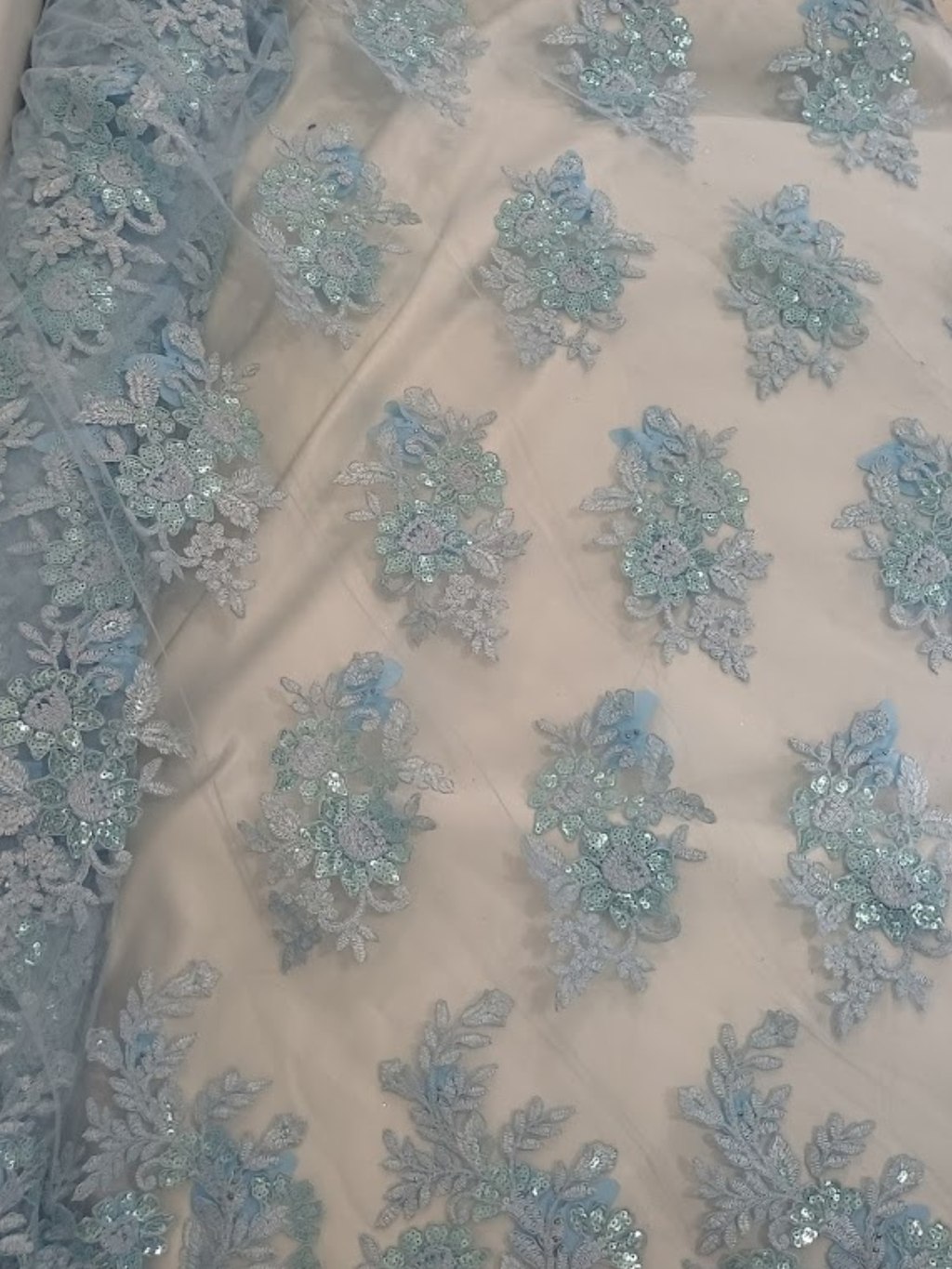 Tul Bordado Con Floral 3D, Mariposas, Pedrería, Lentejuela Y Perlas Color Azul Cielo - HH157 — Palacio Glamour