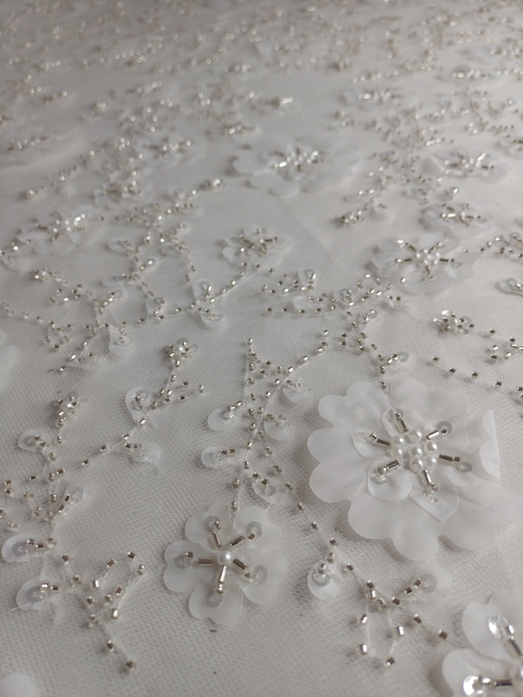 Tul Bordado Con Flores 3d, Lentejuela, Canutillo, Perlas, Chaquira Color Blanco -HH191 — Palacio Glamour