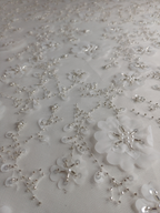 Tul Bordado Con Flores 3d, Lentejuela, Canutillo, Perlas, Chaquira Color Blanco -HH191 — Palacio Glamour