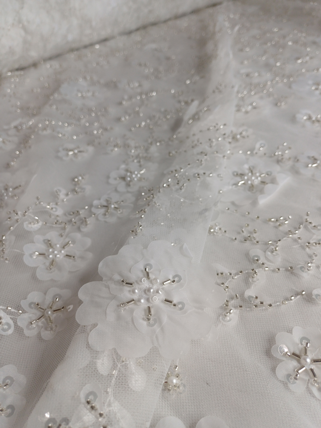 Tul Bordado Con Flores 3d, Lentejuela, Canutillo, Perlas, Chaquira Color Blanco -HH191 — Palacio Glamour