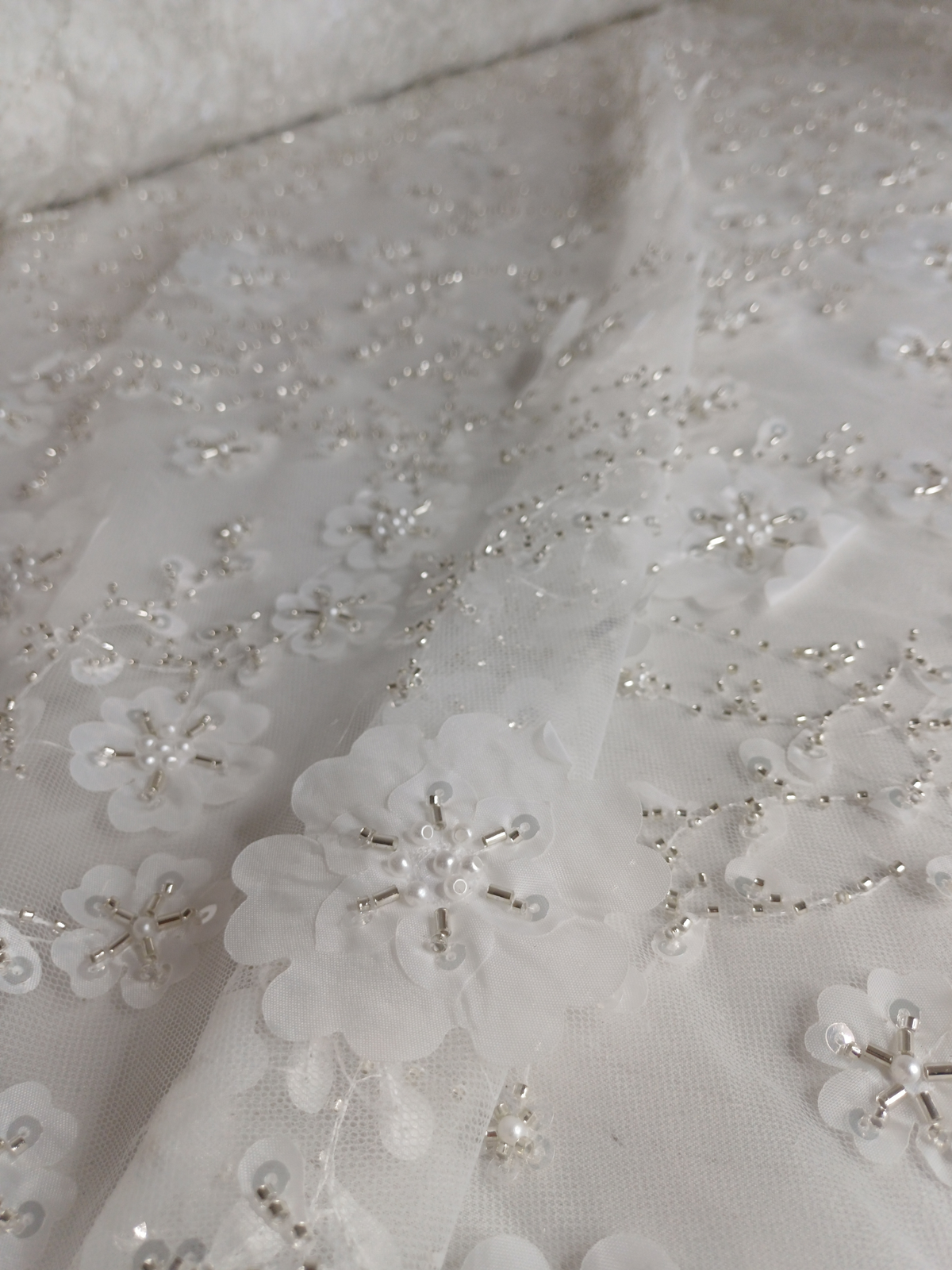 Tul Bordado Con Flores 3d, Lentejuela, Canutillo, Perlas, Chaquira Color Blanco -HH191 — Palacio Glamour