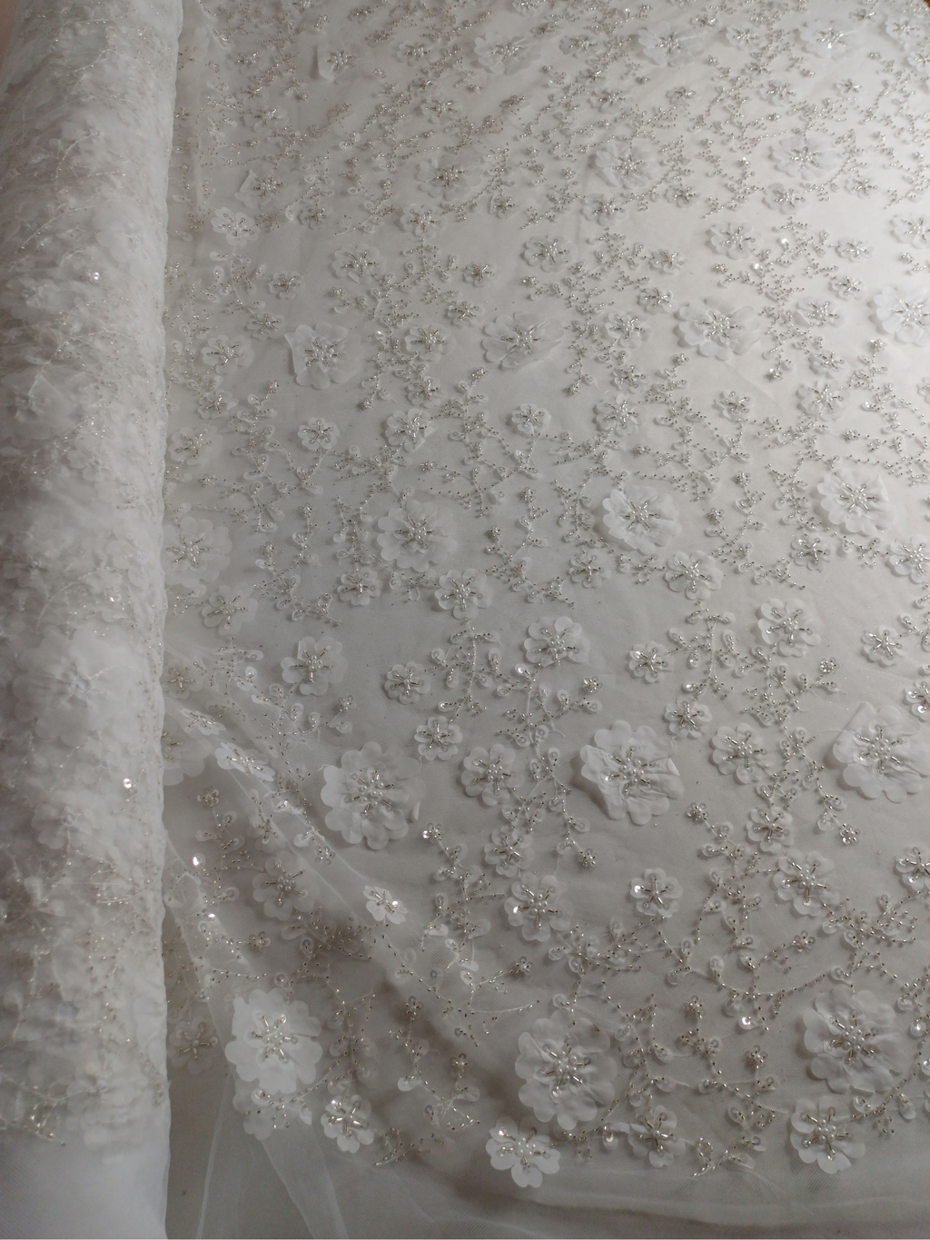Tul Bordado Con Flores 3d, Lentejuela, Canutillo, Perlas, Chaquira Color Blanco -HH191 — Palacio Glamour