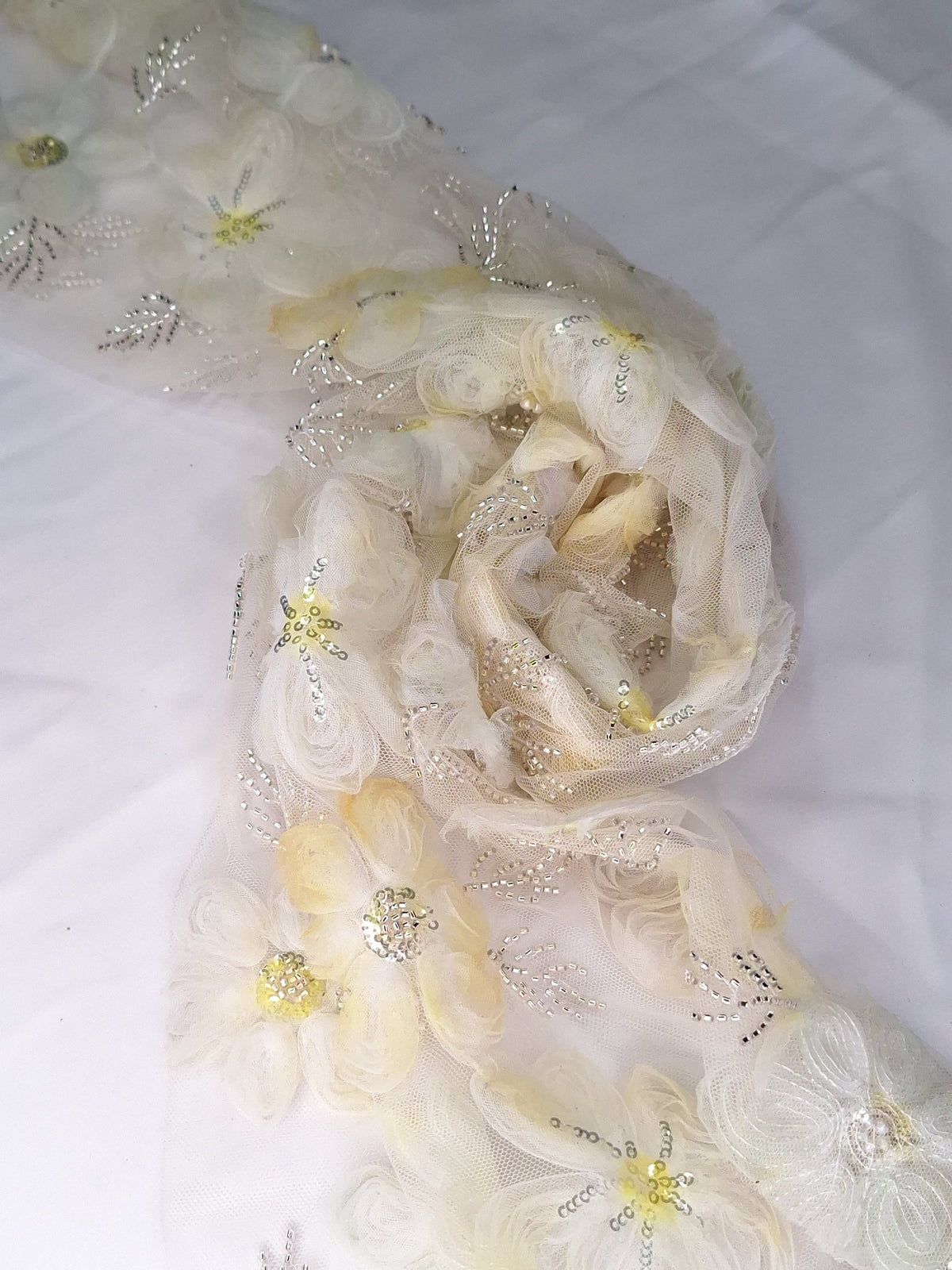 Tul Bordado Flores En Relieve Con Lentejuela Y Chaquira Color Amarillo/ Verde - HH033 — Palacio Glamour
