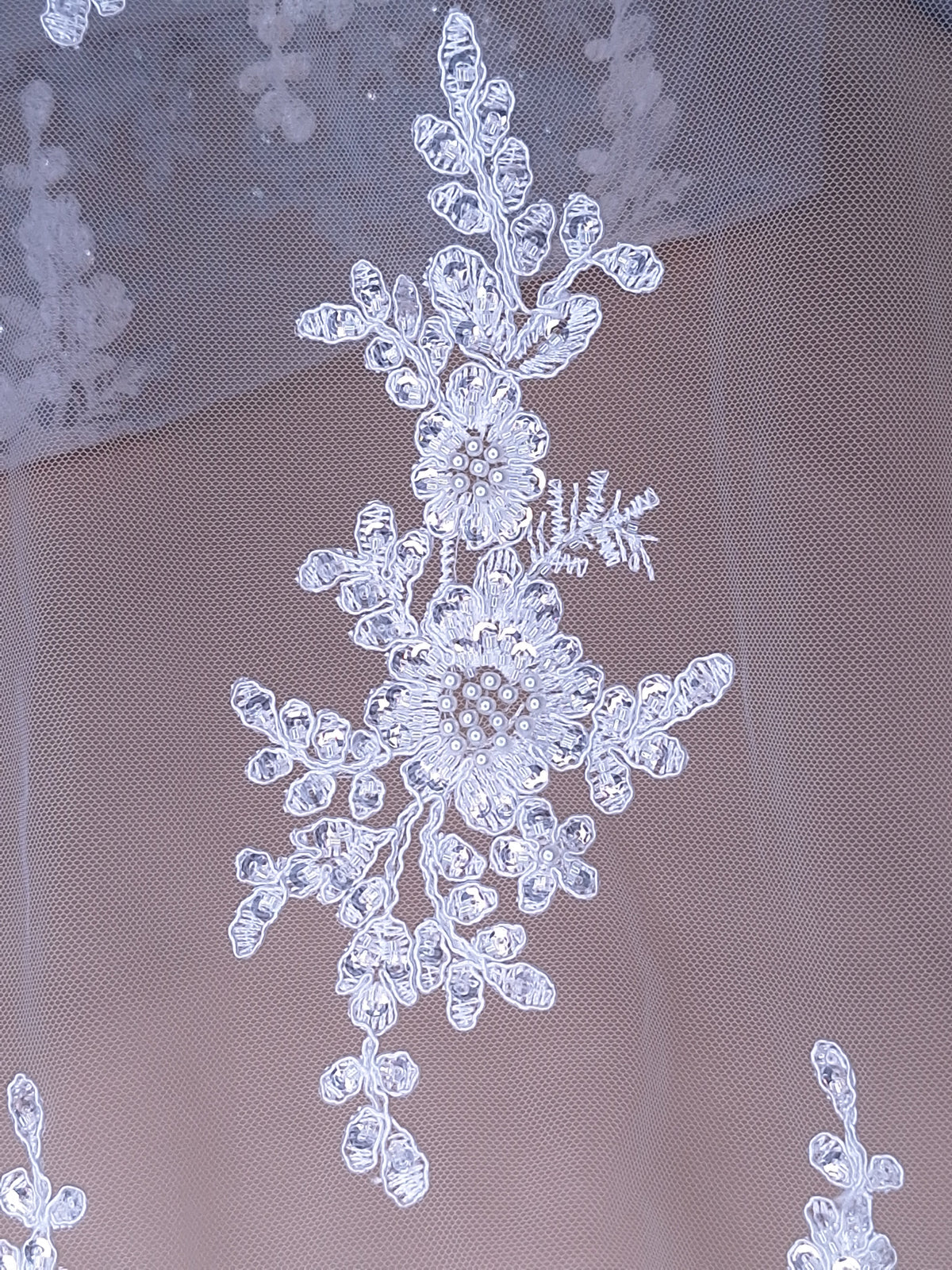 Tul Bordado Con Diseño Floral Con Lentejuela Y Perla Color Blanco - HH047 — Palacio Glamour