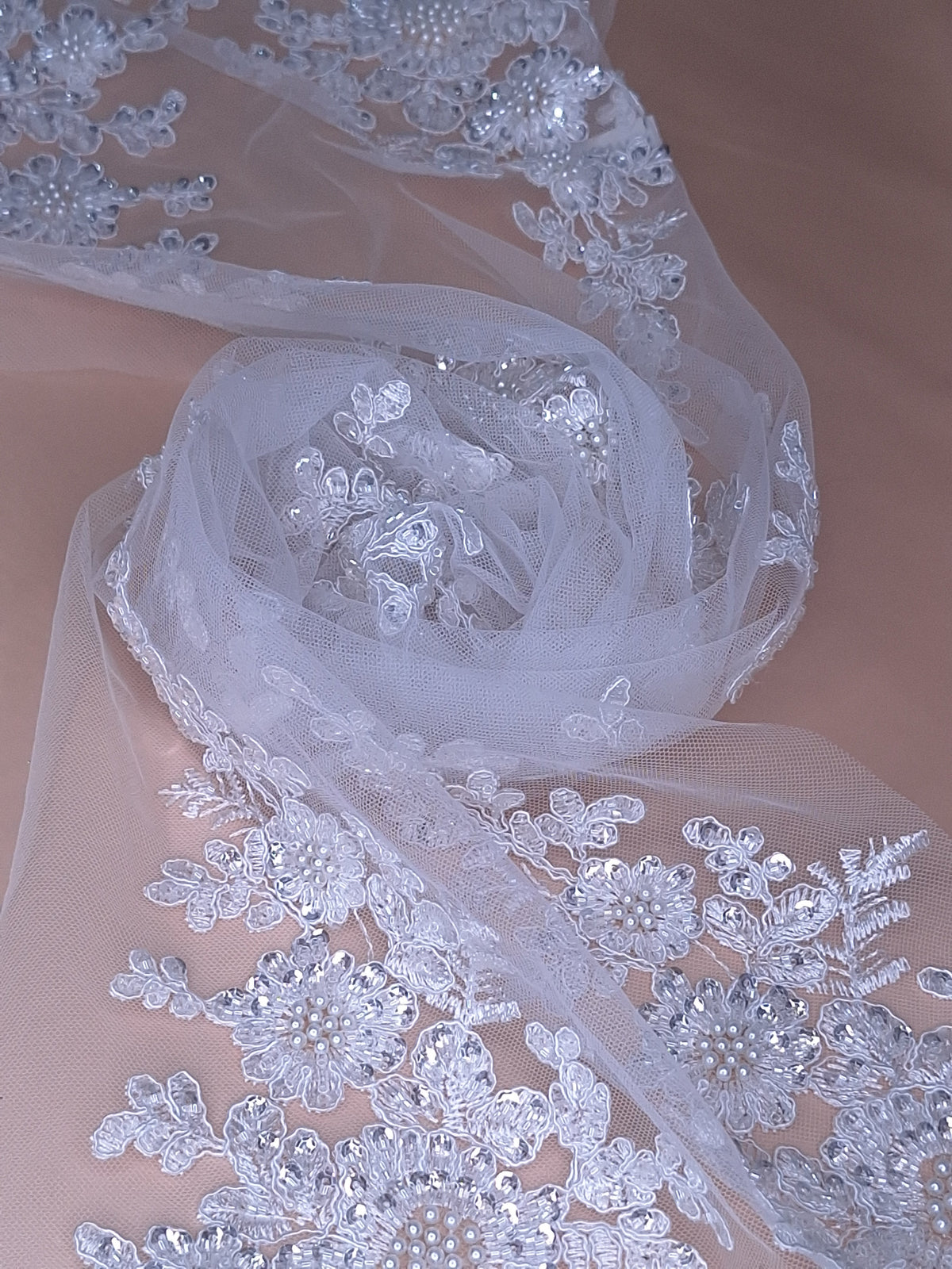 Tul Bordado Con Diseño Floral Con Lentejuela Y Perla Color Blanco - HH047 — Palacio Glamour