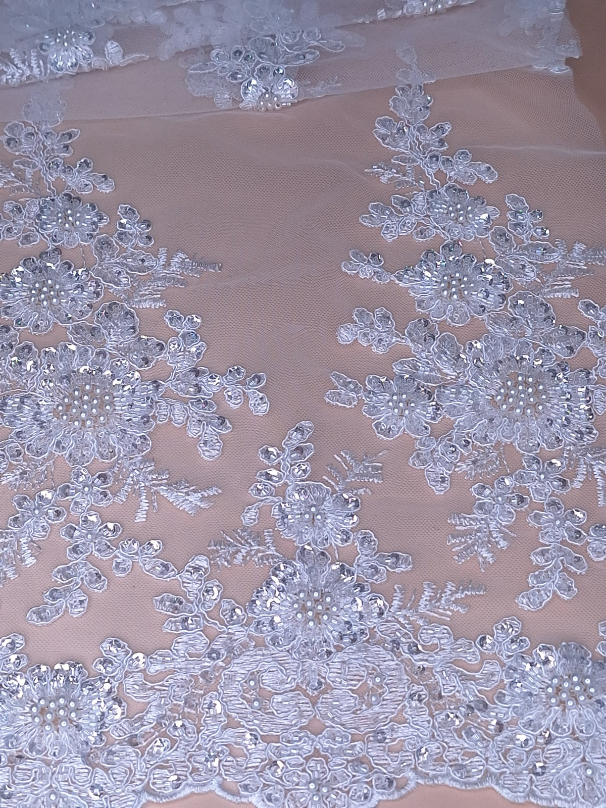 Tul Bordado Con Diseño Floral Con Lentejuela Y Perla Color Blanco - HH047 — Palacio Glamour