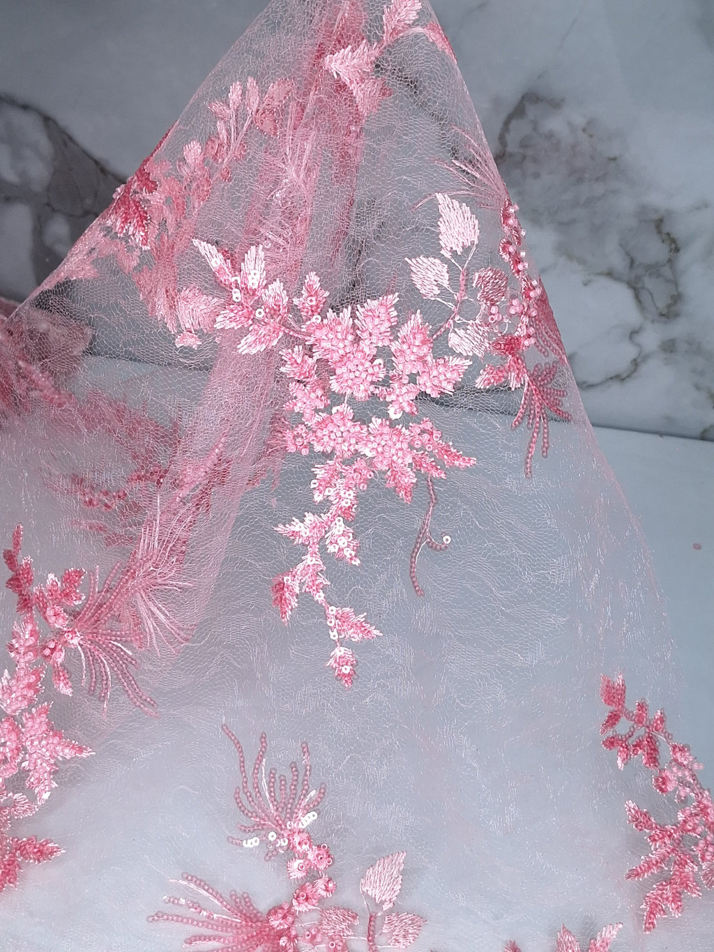 Tul Bordado Con Floral, Lentejuela Y Chaquira Color Rosa Pastel- HH161 — Palacio Glamour