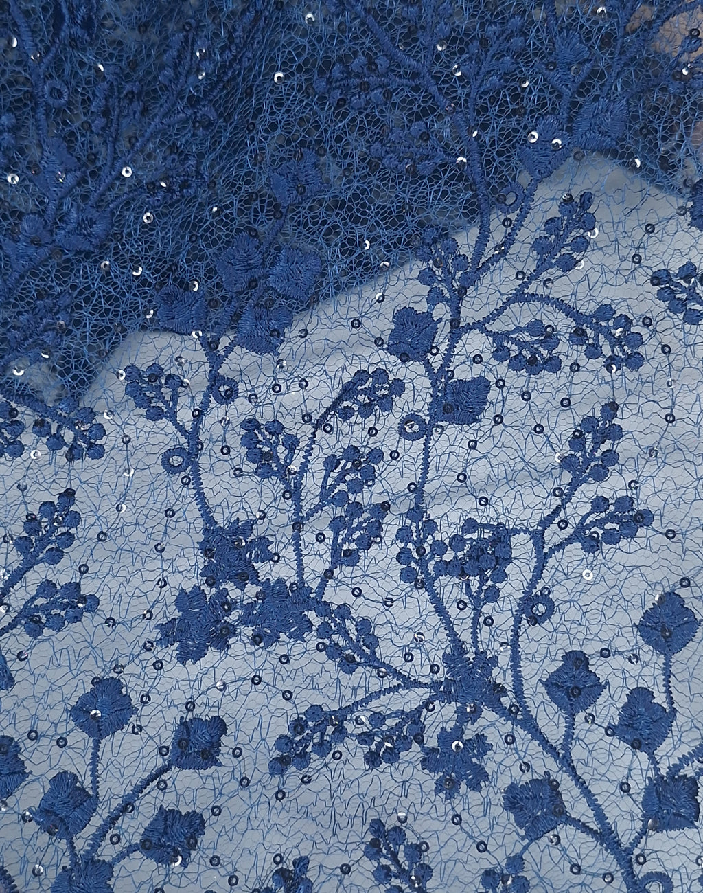 Tul Bordado Con Diseño Floral y Ramas Con Aplicaciones de Lentejuela Color Azul Marino -HH201 — Palacio Glamour