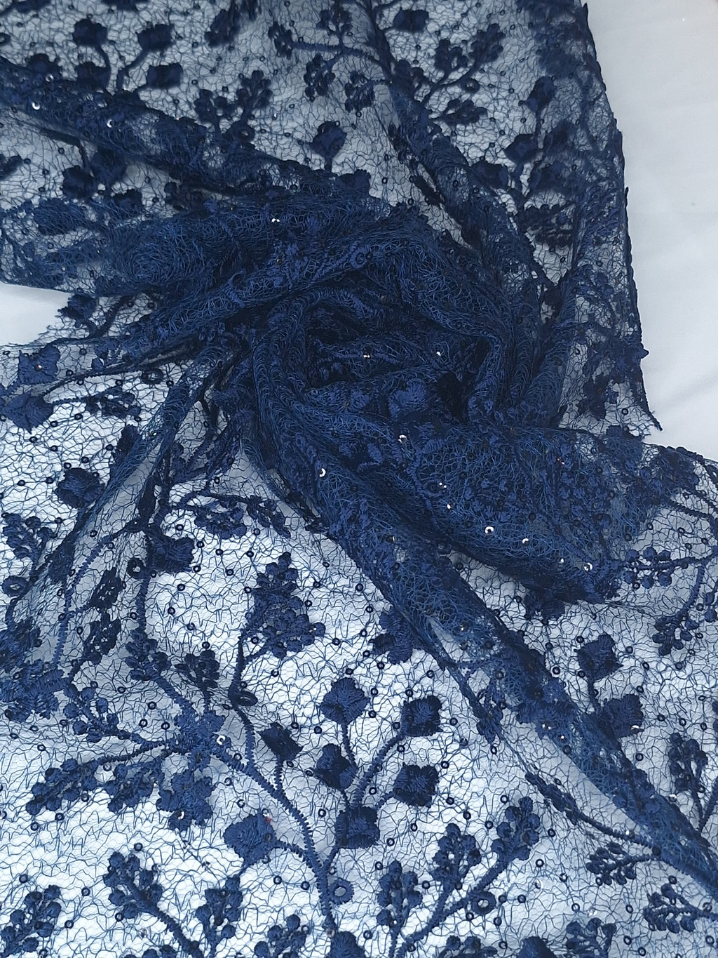 Tul Bordado Con Diseño Floral y Ramas Con Aplicaciones de Lentejuela Color Azul Marino -HH201 — Palacio Glamour