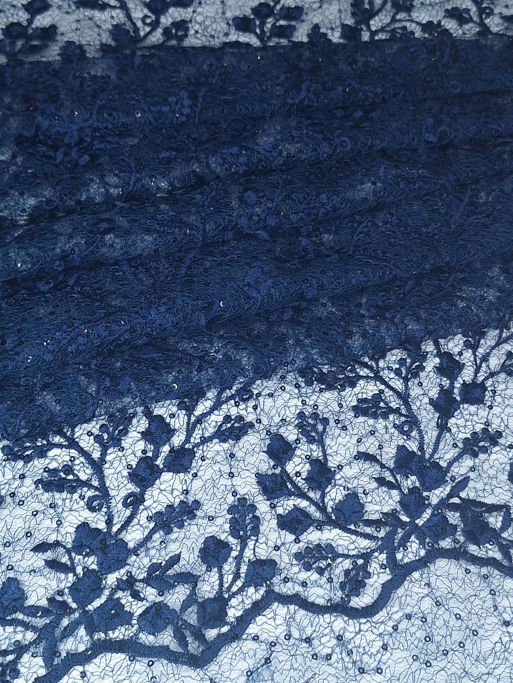 Tul Bordado Con Diseño Floral y Ramas Con Aplicaciones de Lentejuela Color Azul Marino -HH201 — Palacio Glamour