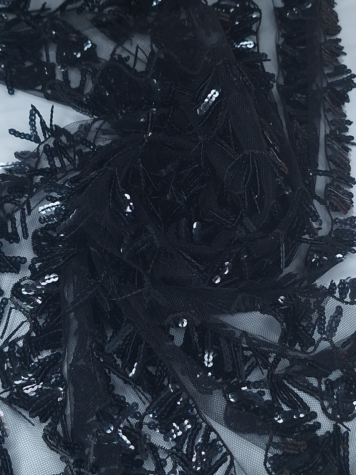 Tul Bordado Con Textura De Flequillos en Lentejuela Color Negro -HH209 — Palacio Glamour