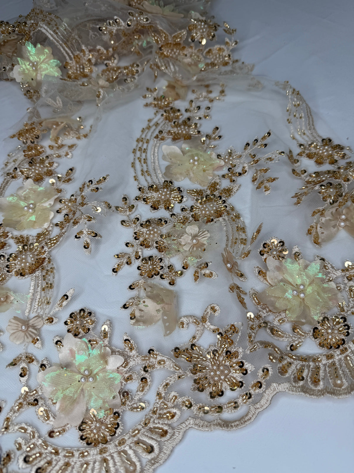Tul bordado con lentejuela, canutillo y flor y mariposa 3d en tornasol hh237 — Palacio Glamour