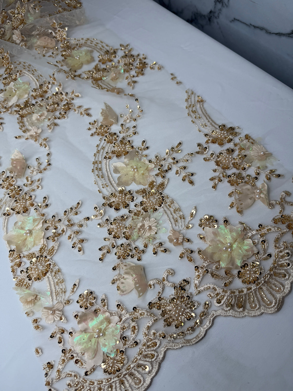 Tul bordado con lentejuela, canutillo y flor y mariposa 3d en tornasol hh237 — Palacio Glamour