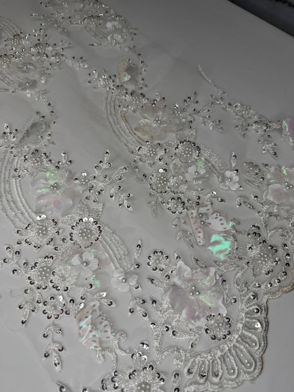 Tul bordado con lentejuela, canutillo y flor y mariposa 3d en tornasol hh237 — Palacio Glamour