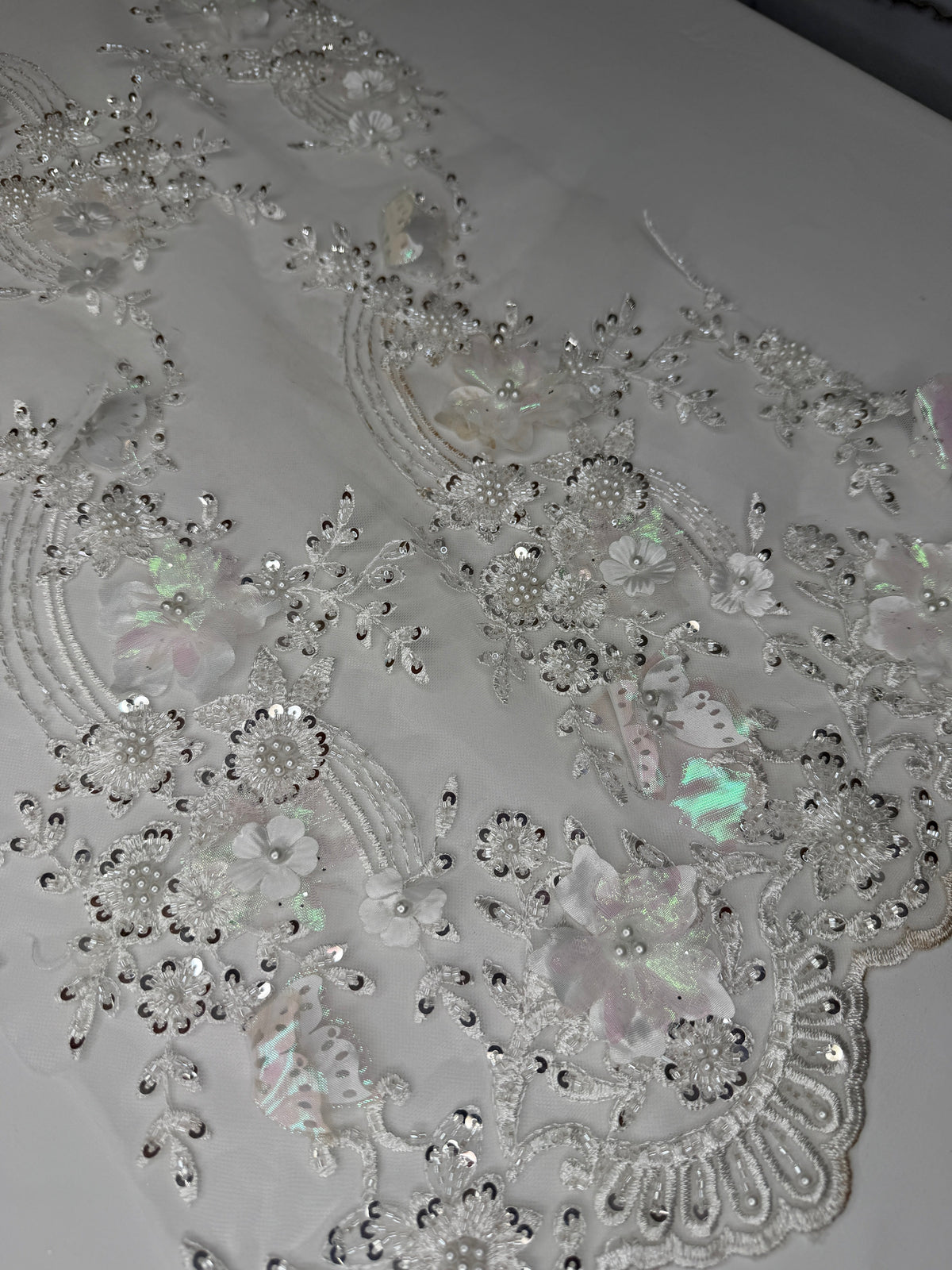 Tul bordado con lentejuela, canutillo y flor y mariposa 3d en tornasol hh237 — Palacio Glamour