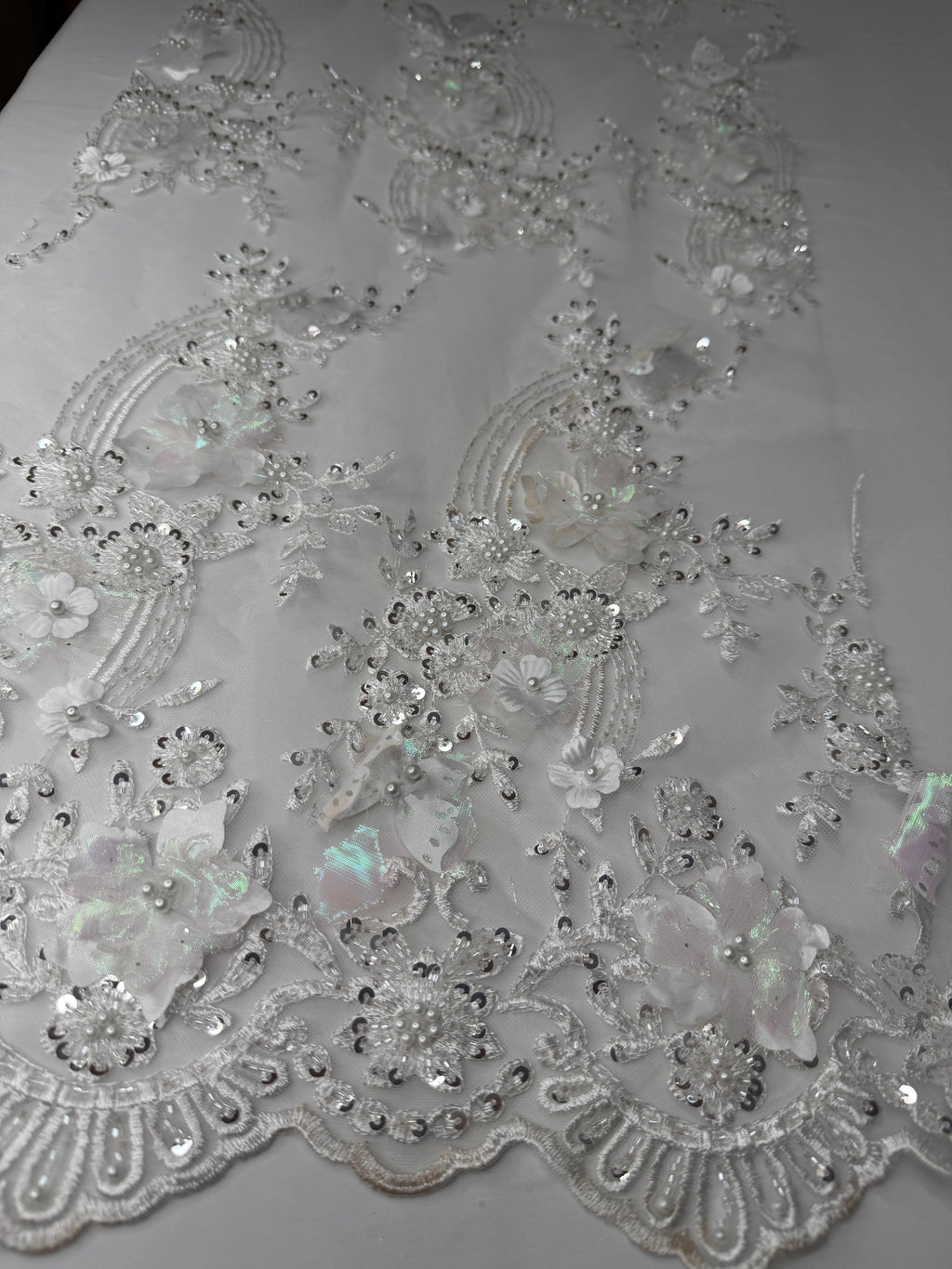 Tul bordado con lentejuela, canutillo y flor y mariposa 3d en tornasol hh237 — Palacio Glamour