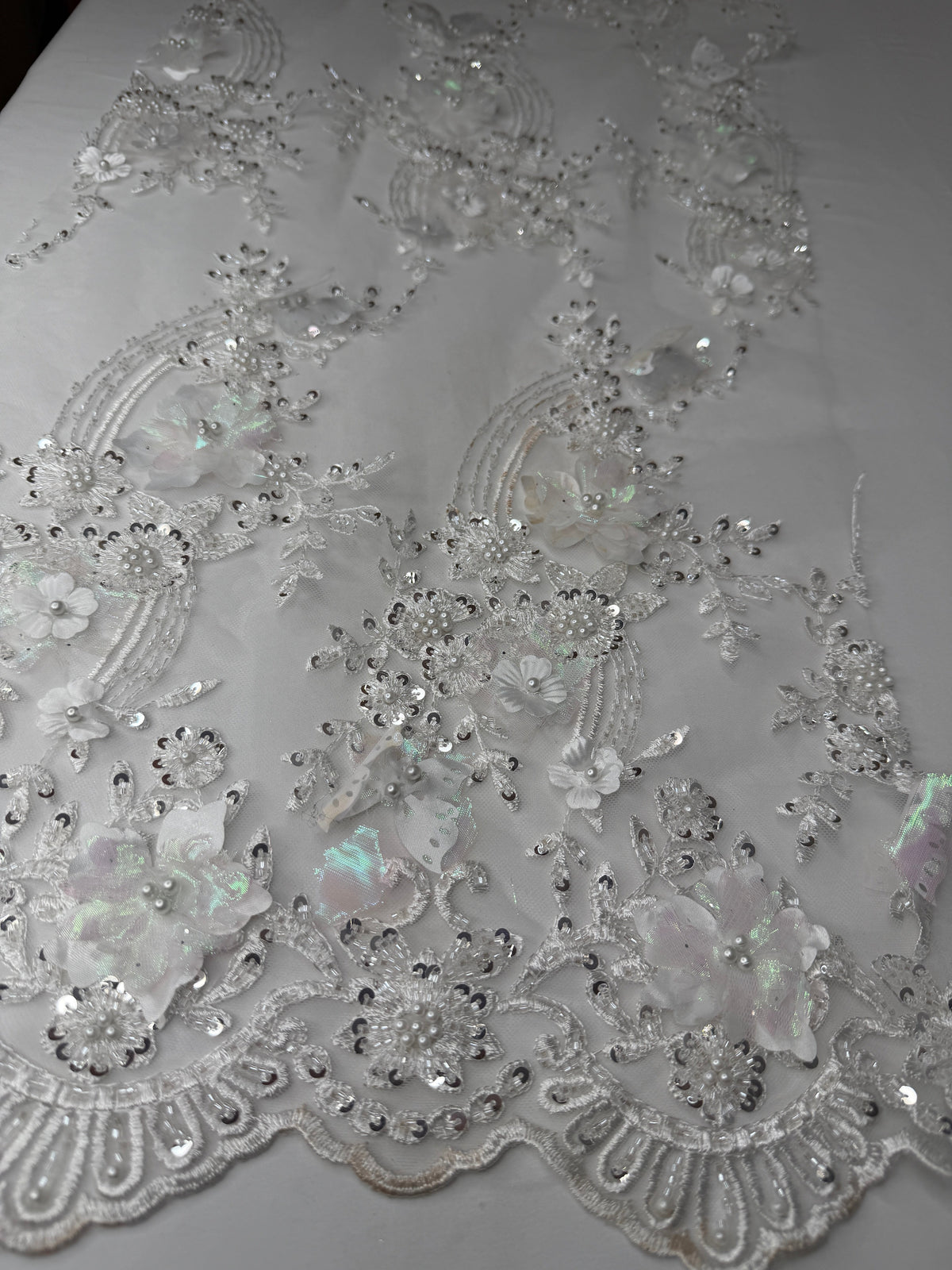 Tul bordado con lentejuela, canutillo y flor y mariposa 3d en tornasol hh237 — Palacio Glamour