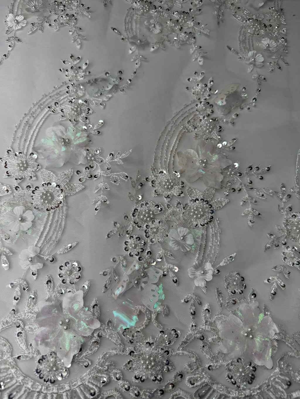 Tul bordado con lentejuela, canutillo y flor y mariposa 3d en tornasol hh237 — Palacio Glamour