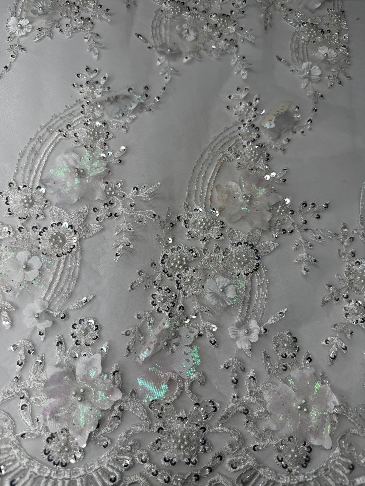 Tul bordado con lentejuela, canutillo y flor y mariposa 3d en tornasol hh237 — Palacio Glamour