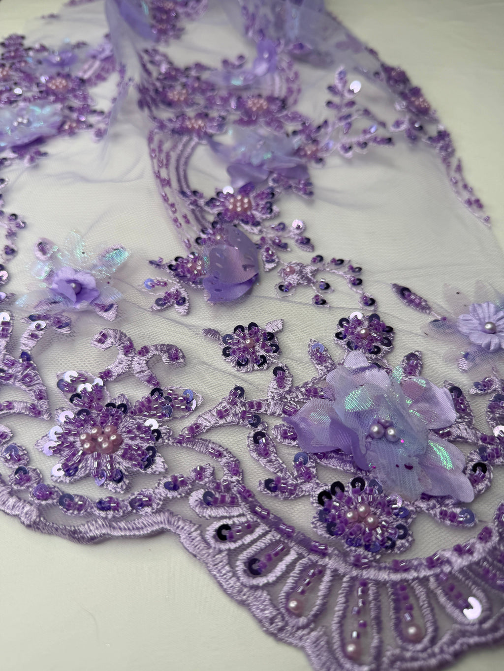 Tul bordado con lentejuela, canutillo y flor y mariposa 3d en tornasol hh237 — Palacio Glamour