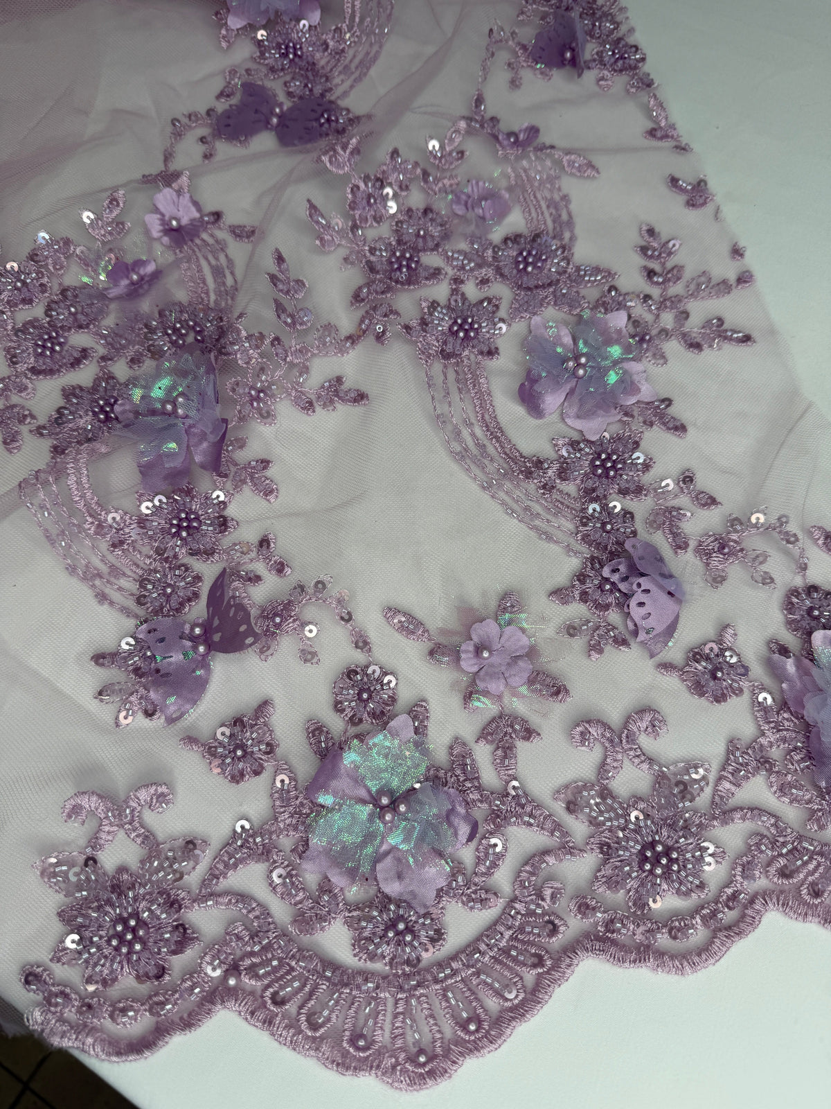 Tul bordado con lentejuela, canutillo y flor y mariposa 3d en tornasol hh237 — Palacio Glamour