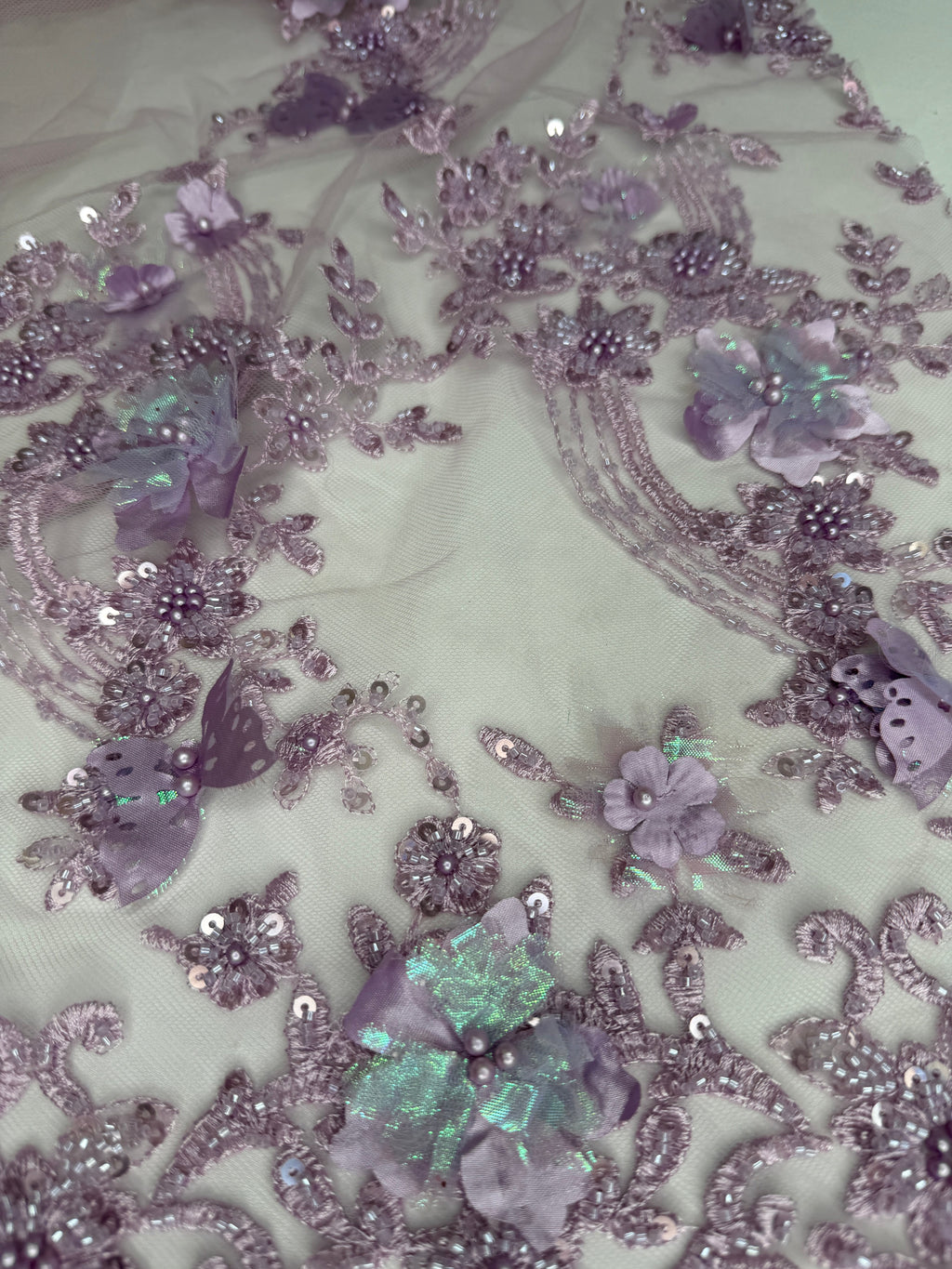 Tul bordado con lentejuela, canutillo y flor y mariposa 3d en tornasol hh237 — Palacio Glamour