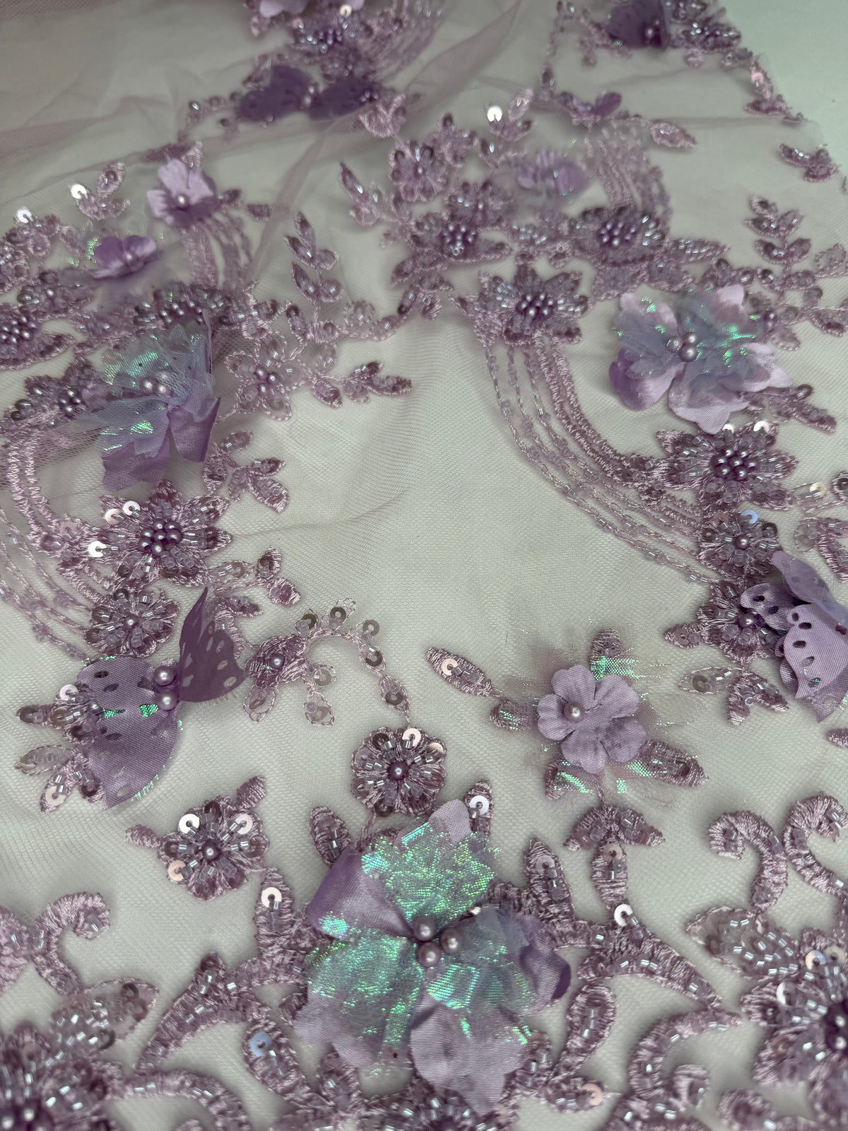 Tul bordado con lentejuela, canutillo y flor y mariposa 3d en tornasol hh237 — Palacio Glamour