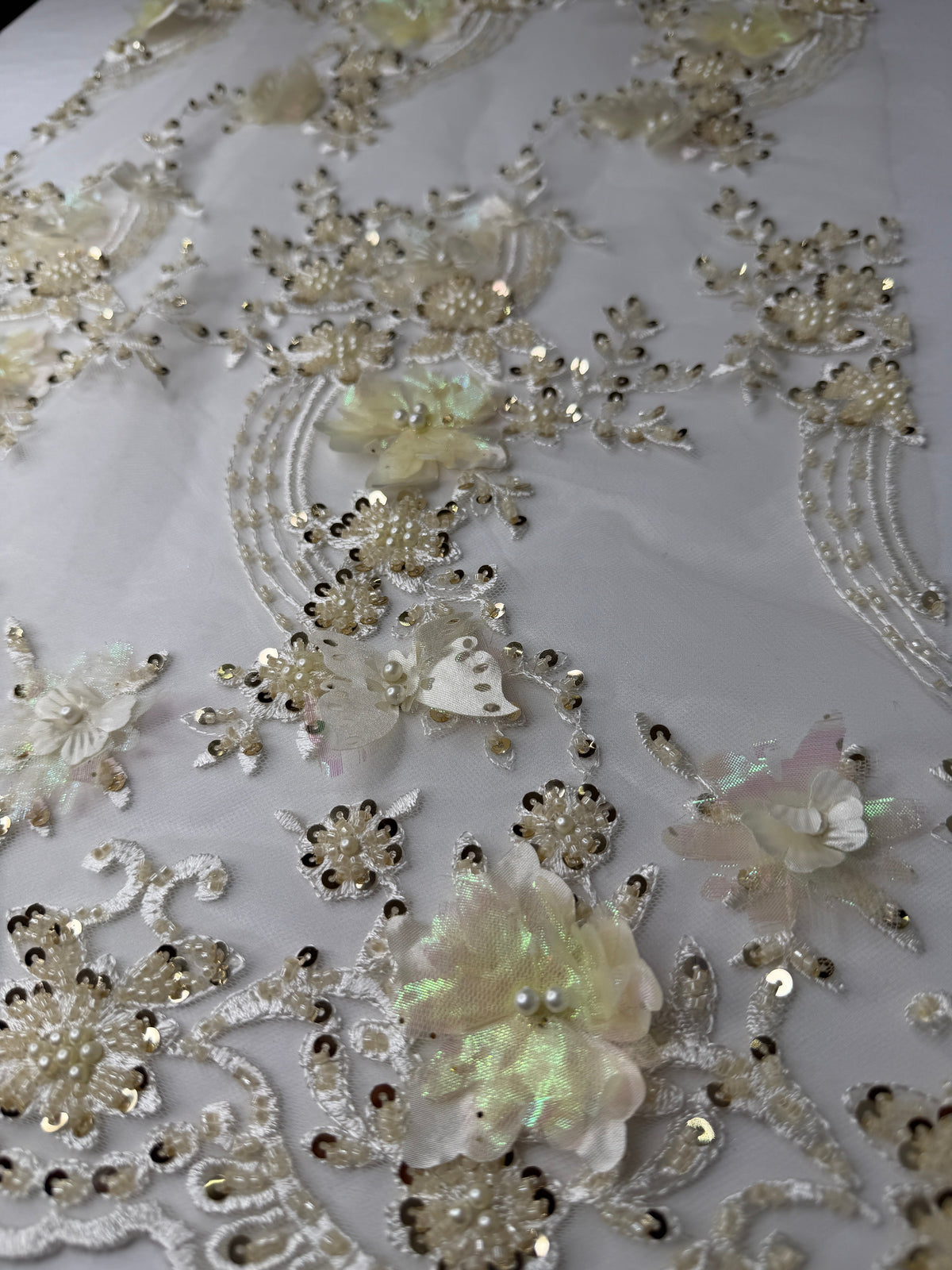 Tul bordado con lentejuela, canutillo y flor y mariposa 3d en tornasol hh237 — Palacio Glamour