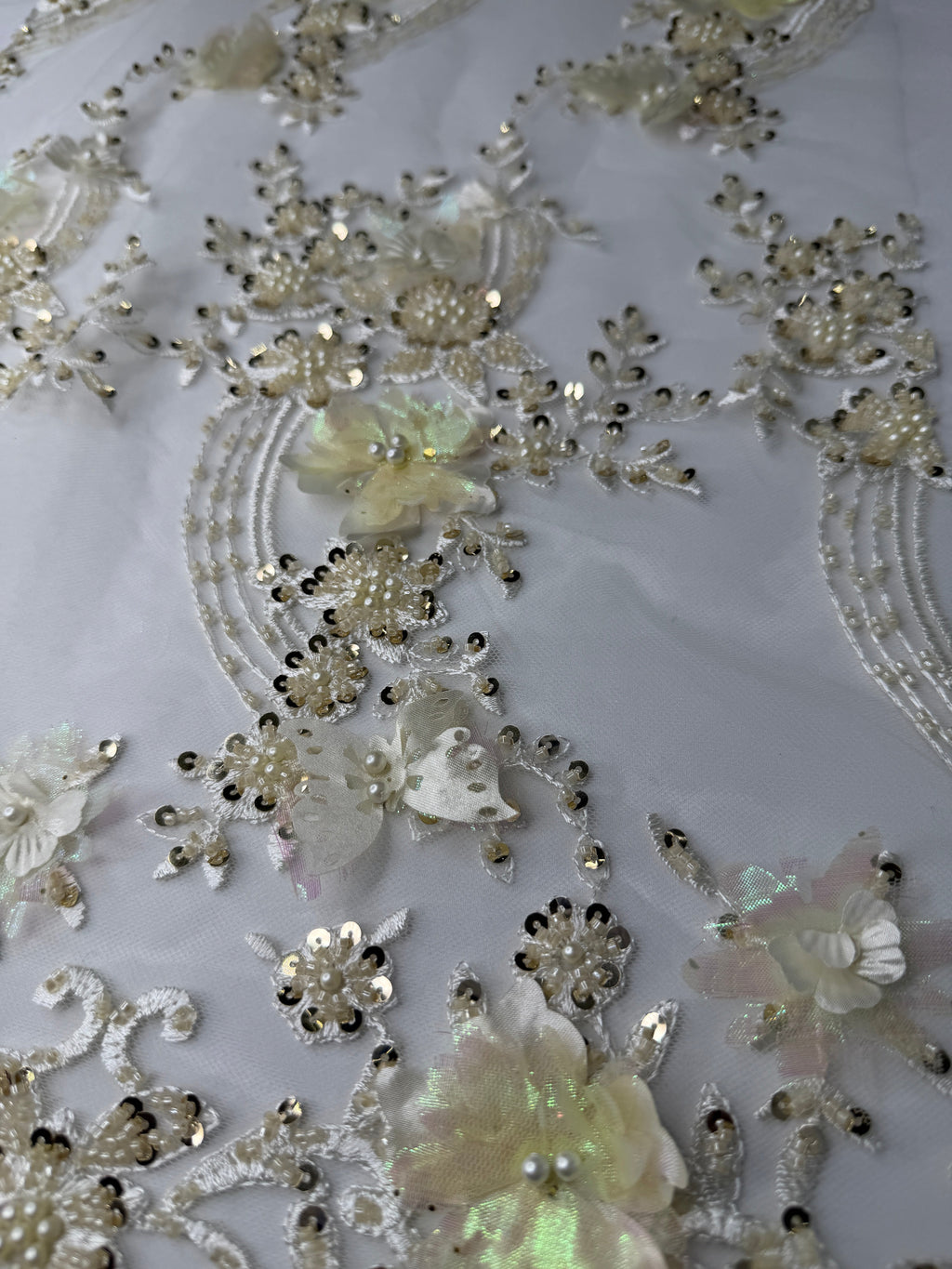 Tul bordado con lentejuela, canutillo y flor y mariposa 3d en tornasol hh237 — Palacio Glamour