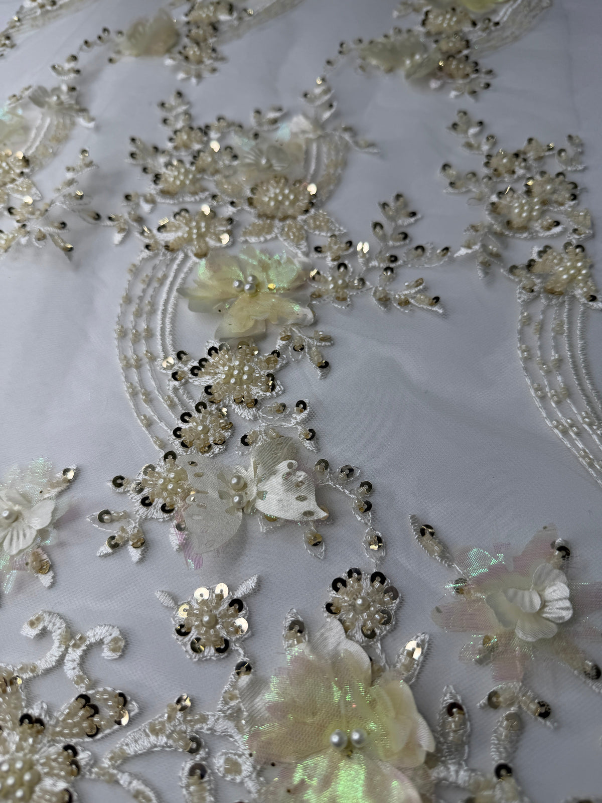 Tul bordado con lentejuela, canutillo y flor y mariposa 3d en tornasol hh237 — Palacio Glamour