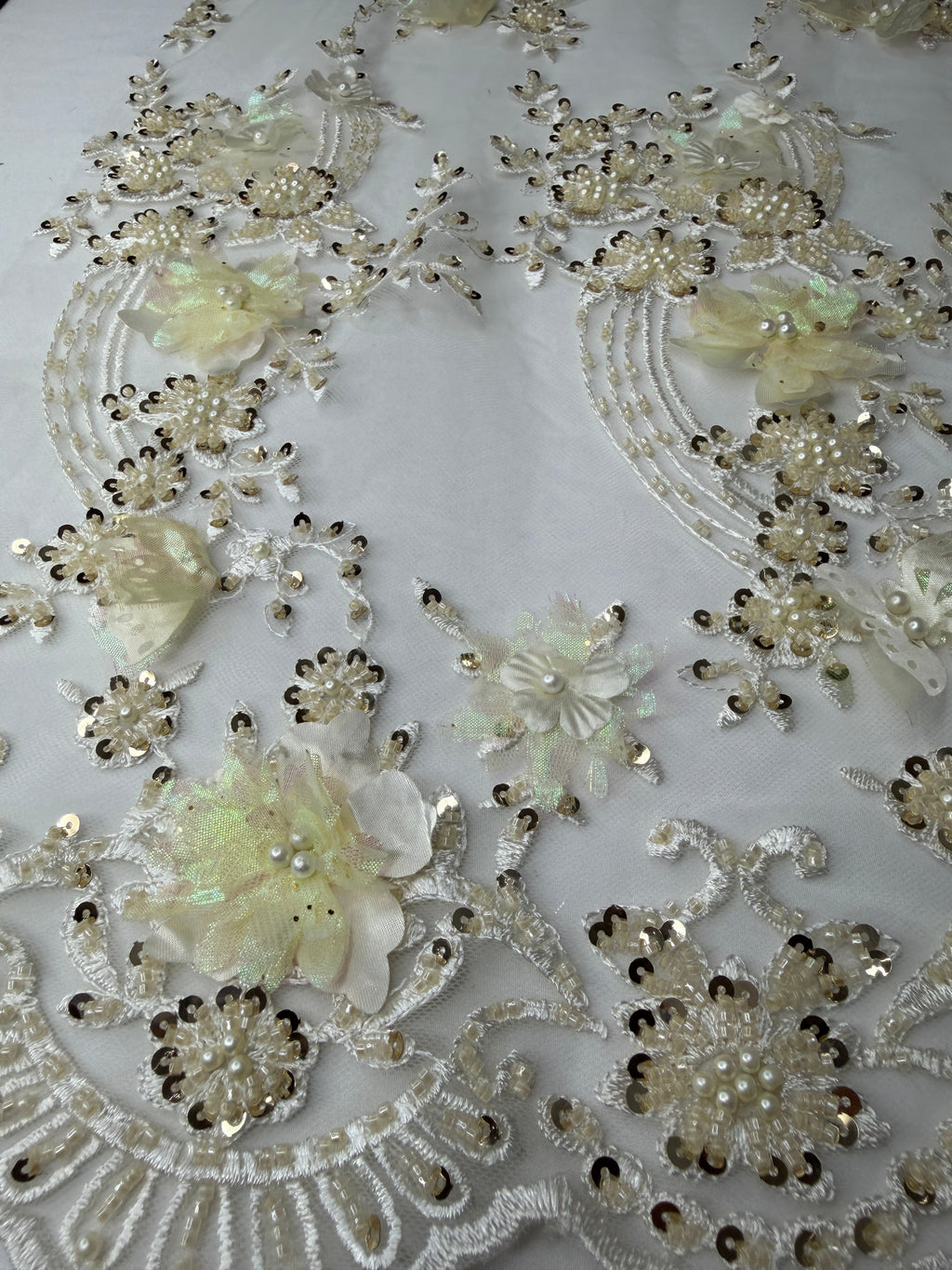 Tul bordado con lentejuela, canutillo y flor y mariposa 3d en tornasol hh237 — Palacio Glamour