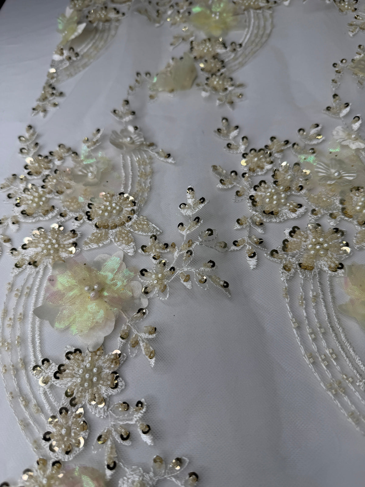 Tul bordado con lentejuela, canutillo y flor y mariposa 3d en tornasol hh237 — Palacio Glamour