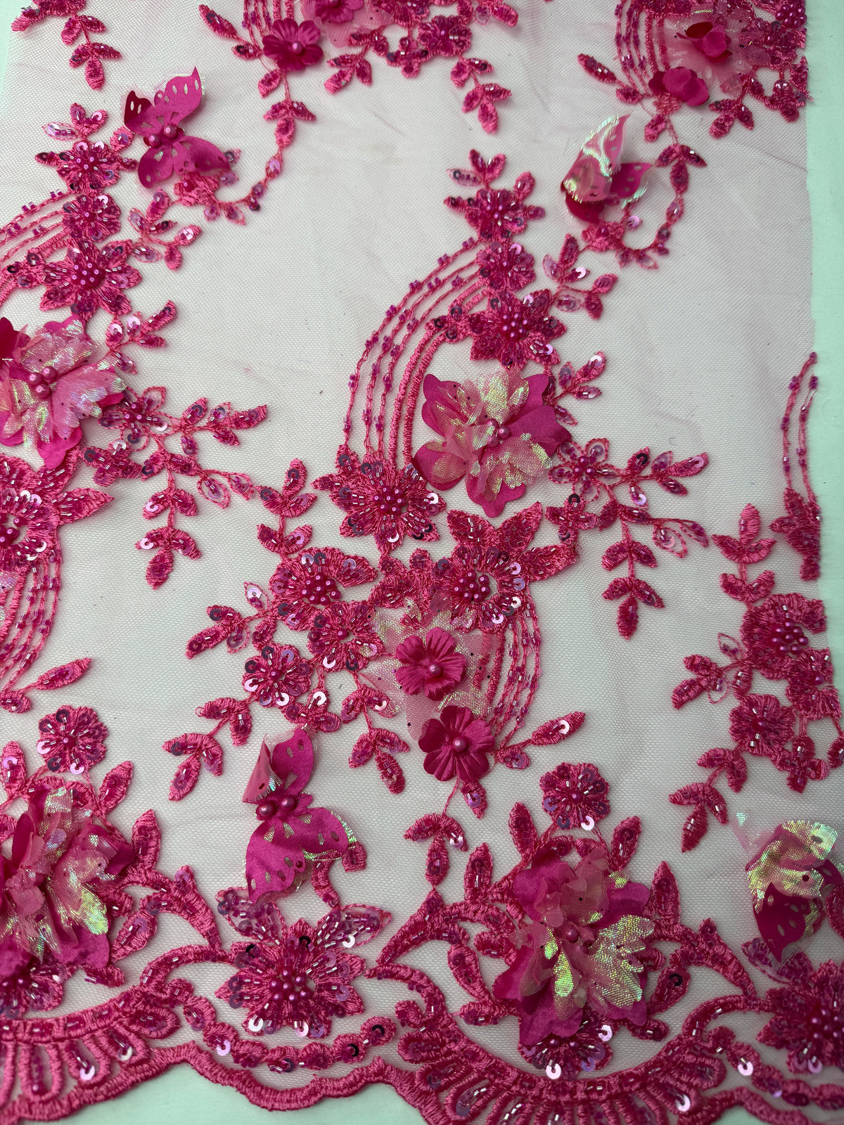 Tul bordado con lentejuela, canutillo y flor y mariposa 3d en tornasol hh237 — Palacio Glamour