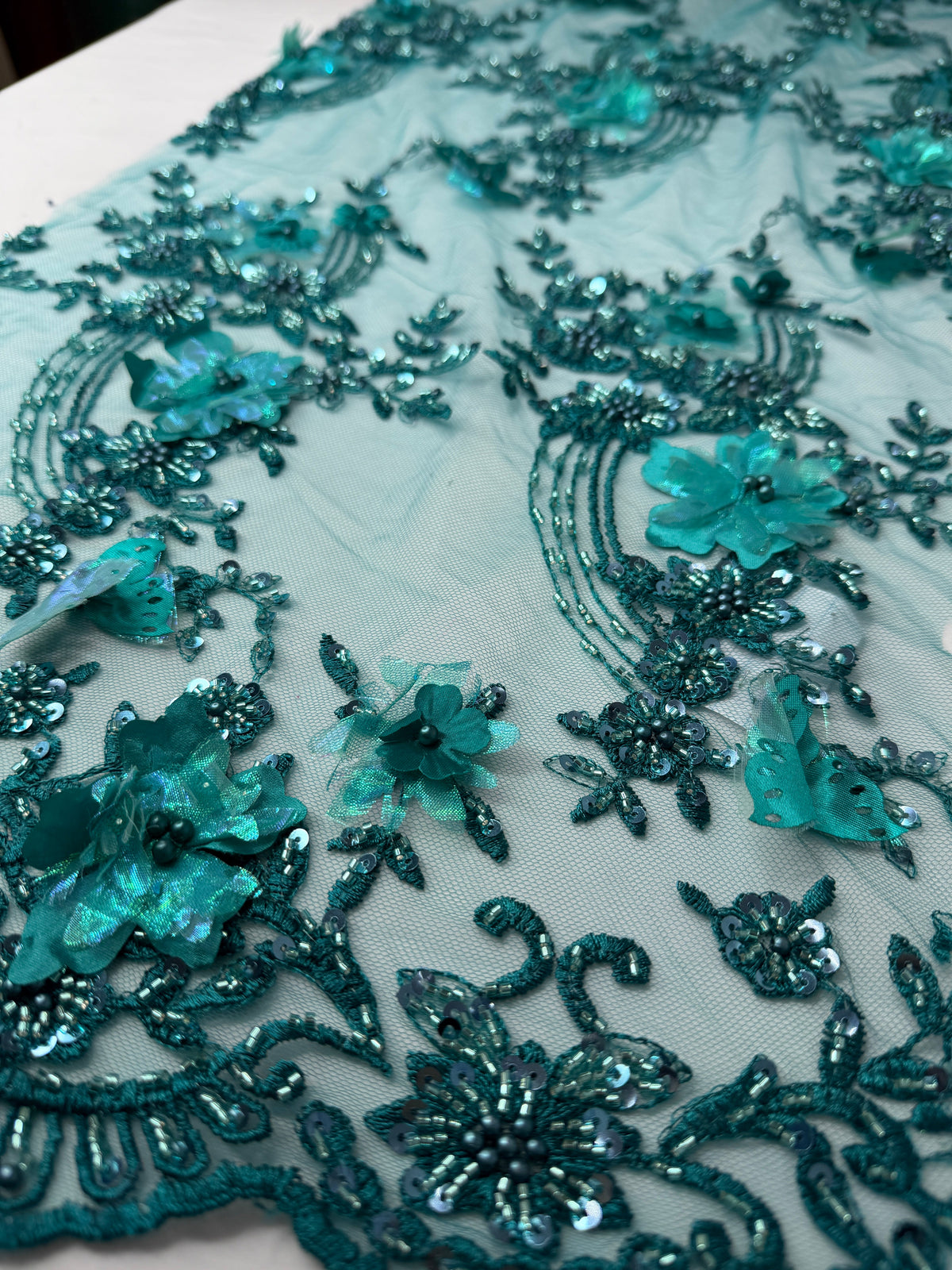 Tul bordado con lentejuela, canutillo y flor y mariposa 3d en tornasol hh237 — Palacio Glamour