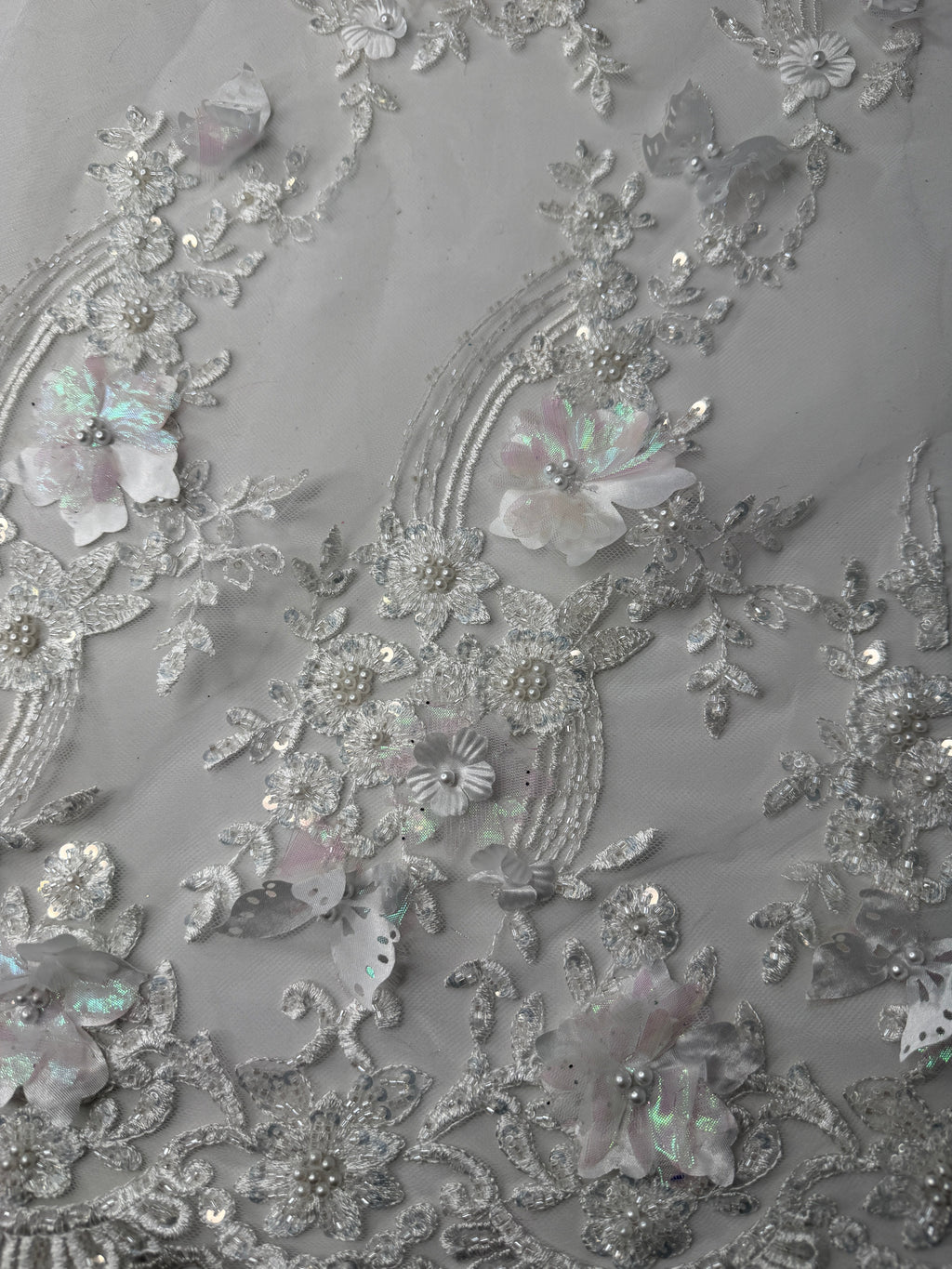 Tul bordado con lentejuela, canutillo y flor y mariposa 3d en tornasol hh237 — Palacio Glamour