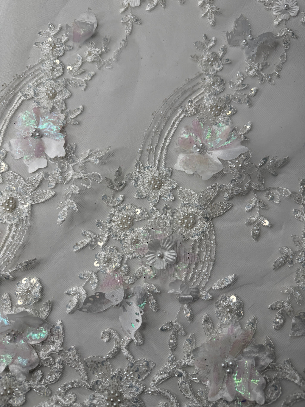 Tul bordado con lentejuela, canutillo y flor y mariposa 3d en tornasol hh237 — Palacio Glamour