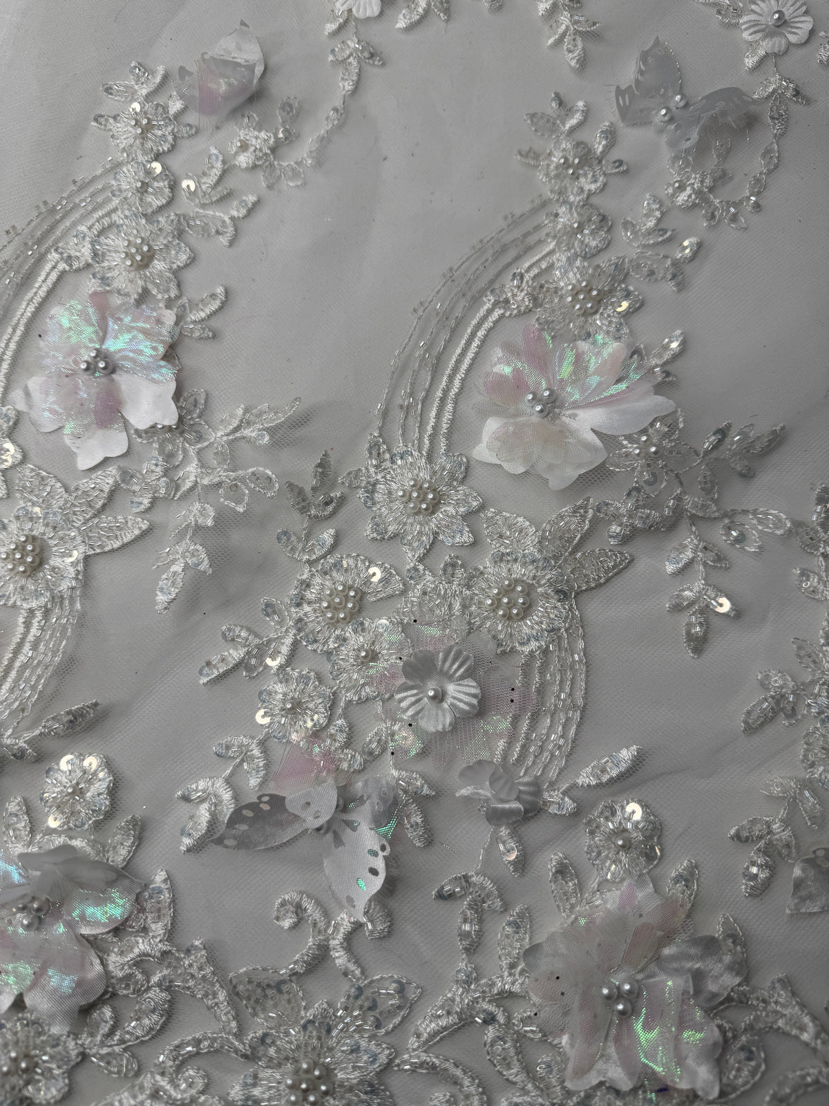 Tul bordado con lentejuela, canutillo y flor y mariposa 3d en tornasol hh237 — Palacio Glamour