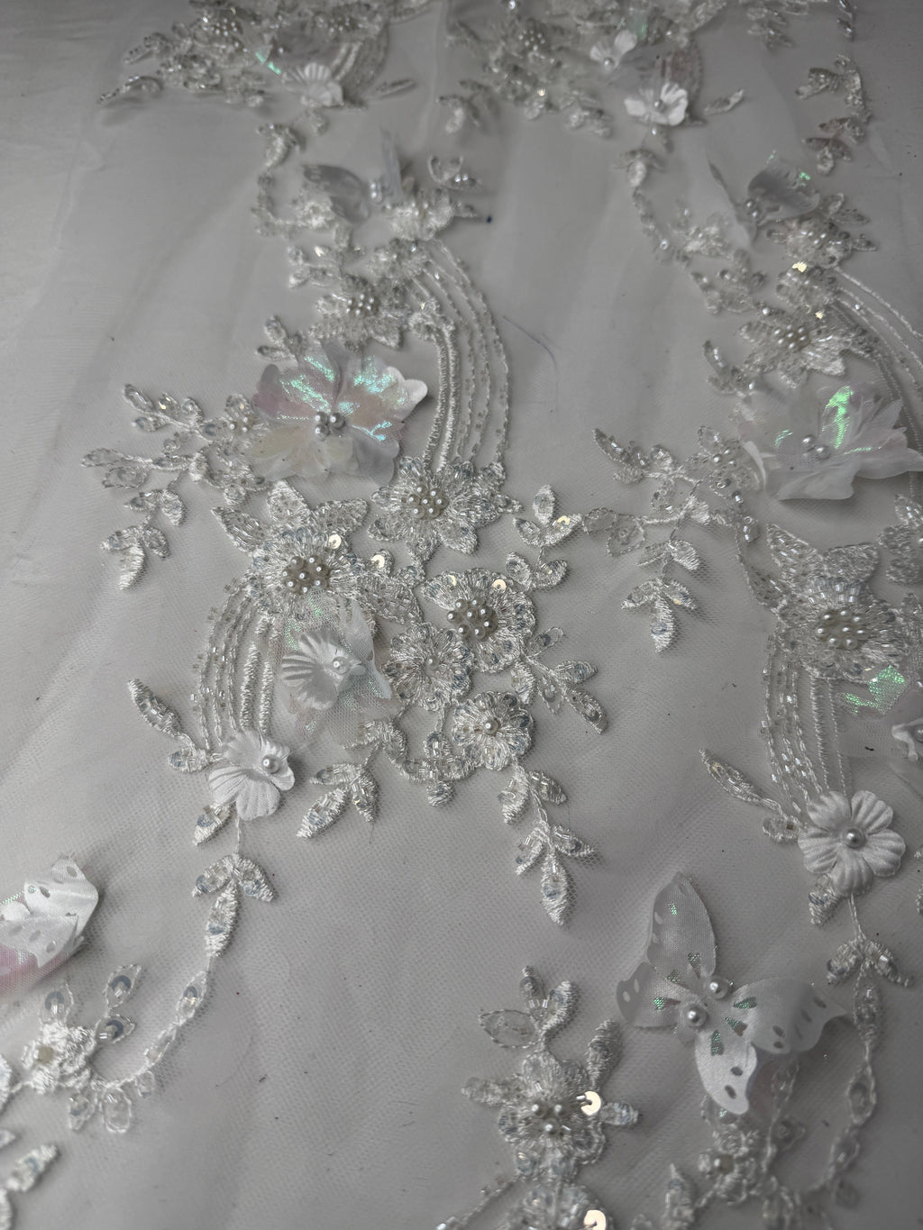 Tul bordado con lentejuela, canutillo y flor y mariposa 3d en tornasol hh237 — Palacio Glamour