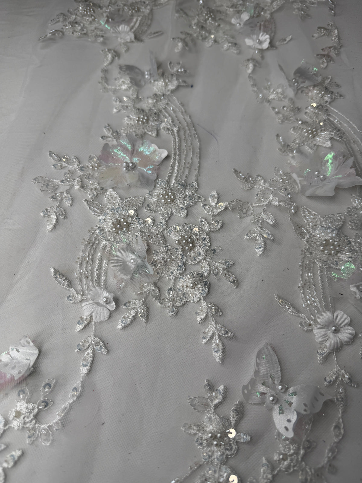 Tul bordado con lentejuela, canutillo y flor y mariposa 3d en tornasol hh237 — Palacio Glamour